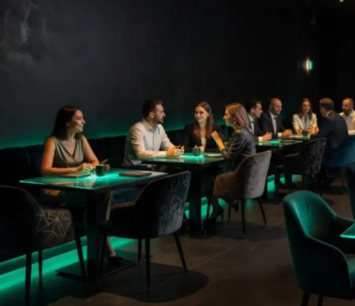 Elegáns, félhomályos éttermi enteriőr a Helyközpontban.